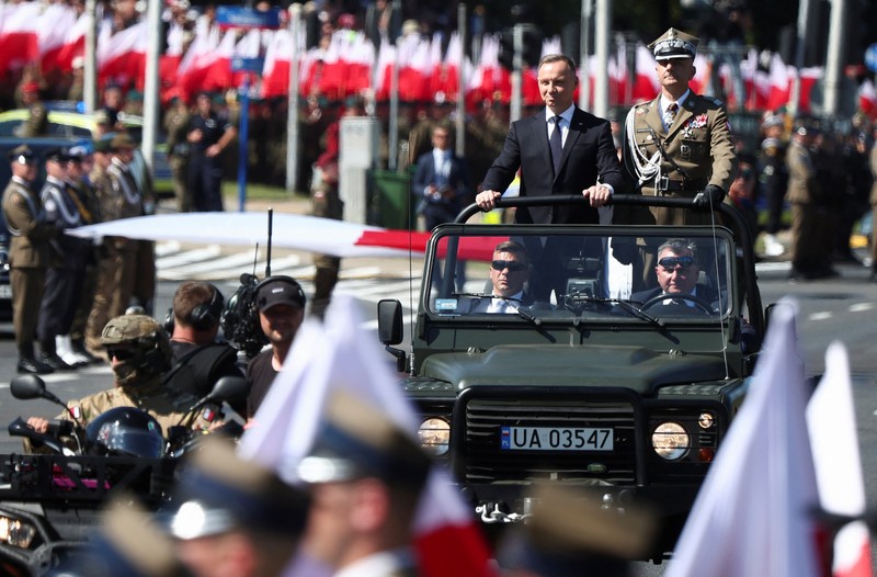 Anggota pasukan militer Polandia berpartisipasi dalam parade militer pada Hari Angkatan Bersenjata, yang dirayakan setiap tahun pada tanggal 15 Agustus untuk memperingati kemenangan Polandia atas Tentara Merah Uni Soviet pada tahun 1920, di Warsawa, Polandia, 15 Agustus 2023. Anggota pasukan militer Polandia berpartisipasi dalam parade militer pada Hari Angkatan Bersenjata, yang dirayakan setiap tahun pada tanggal 15 Agustus untuk memperingati kemenangan Polandia atas Tentara Merah Uni Soviet pada tahun 1920, di Warsawa, Polandia, 15 Agustus 2023. (REUTERS/Kacper Pempel)