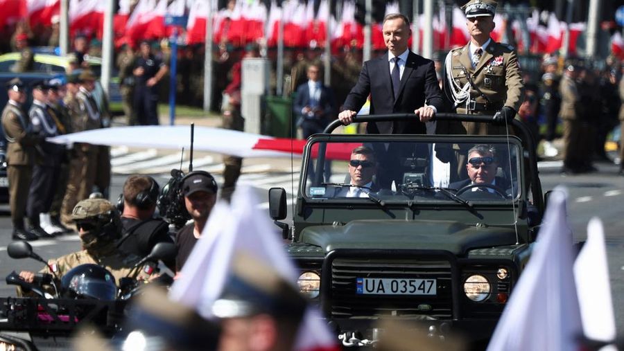 Presiden Polandia Andrzej Duda dan Kepala Staf Umum Angkatan Bersenjata Polandia Jenderal Rajmund Andrzejczak menghadiri parade militer pada Hari Angkatan Bersenjata, yang dirayakan setiap tahun pada tanggal 15 Agustus untuk memperingati kemenangan Polandia atas Tentara Merah Uni Soviet pada tahun 1920, di Warsawa, Polandia, 15 Agustus 2023. (REUTERS/Kacper Pempel)