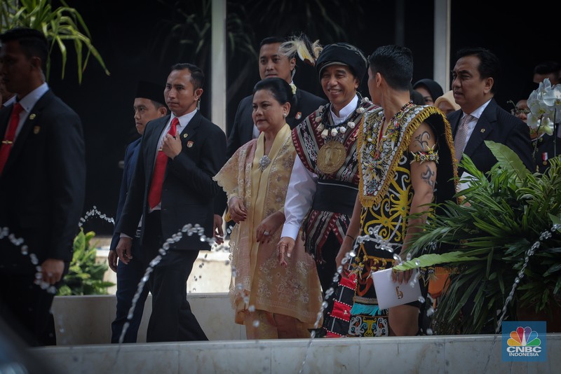 Presiden RI Joko Widodo (Jokowi) setelah sidang tahunan MPR, DPR dan DPD RI, Jakarta, Rabu (16/8/2023). (CNBC Indonesia/Faisal Rahman) Presiden RI Joko Widodo (Jokowi) setelah sidang tahunan MPR, DPR dan DPD RI, Jakarta, Rabu (16/8/2023). (CNBC Indonesia/Faisal Rahman)