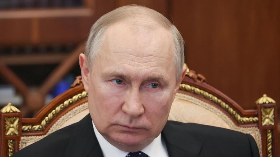 Presiden Rusia Vladimir Putin mendengarkan Gubernur Wilayah Tver Igor Rudenya selama pertemuan mereka di Moskow, Rusia, Rabu, 9 Agustus 2023. (Mikhail Klimentyev, Sputnik, Kremlin Pool Photo via AP)