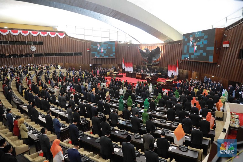 Presiden RI Joko Widodo (Jokowi) setelah sidang tahunan MPR, DPR dan DPD RI, Jakarta, Rabu (16/8/2023). (CNBC Indonesia/Faisal Rahman) Presiden RI Joko Widodo (Jokowi) setelah sidang tahunan MPR, DPR dan DPD RI, Jakarta, Rabu (16/8/2023). (CNBC Indonesia/Faisal Rahman)
