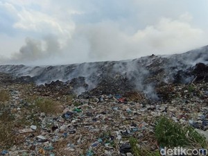 TPA Sukawinatan Terbakar, Api Sudah Padam dan Penyebab Masih Diselidiki
