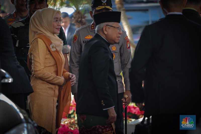 Wakil Presiden Ma'ruf Amin tiba di Kompleks DPR/MPR RI jelang sidang tahunan 2023. (CNBC Indonesia/Faisal Rahman) Wakil Presiden Ma'ruf Amin tiba di Kompleks DPR/MPR RI jelang sidang tahunan 2023. (CNBC Indonesia/Faisal Rahman)