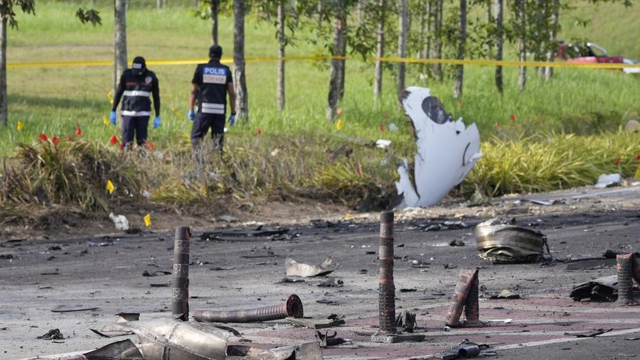 Anggota departemen pemadam kebakaran dan penyelamatan memeriksa lokasi jatuhnya sebuah pesawat kecil di distrik Shah Alam, Malaysia, Kamis, 17 Agustus 2023. Polisi mengatakan sebuah pesawat kecil jatuh di pinggiran negara bagian Selangor tengah Malaysia, dengan beberapa jenazah ditemukan . (AP Photo/Vincent Thian)