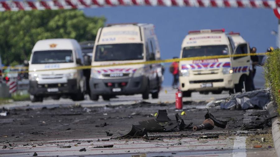 Seorang anggota departemen pemadam kebakaran dan penyelamatan memeriksa lokasi jatuhnya pesawat kecil di distrik Shah Alam, Malaysia, Kamis, 17 Agustus 2023. Polisi mengatakan sebuah pesawat kecil jatuh di pinggiran negara bagian Selangor tengah Malaysia, dengan banyak jenazah pulih. (AP Photo/Vincent Thian)