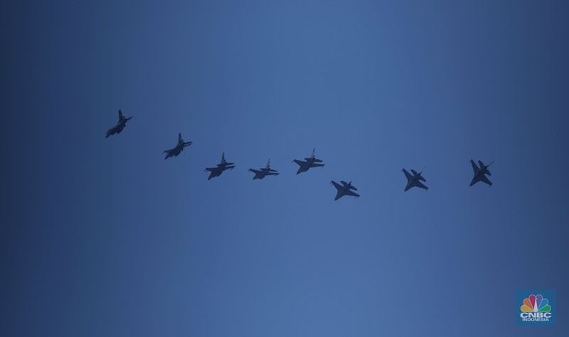 Atraksi udara pesawat tempur TNI AU memeriahkan HUT ke-78 RI di Jakarta, Kamis (17/8/2023). (CNBC Indonesia/Tri Susilo)