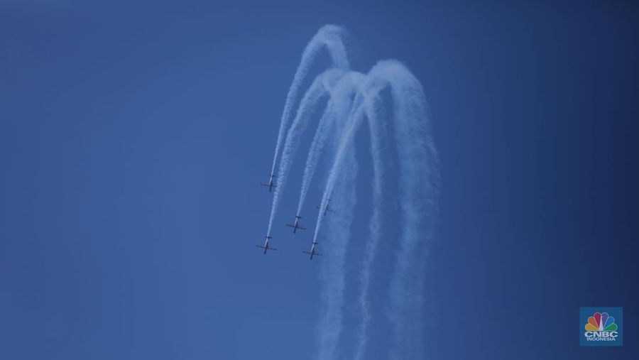 Atraksi udara pesawat tempur TNI AU memeriahkan HUT ke-78 RI di Jakarta, Kamis (17/8/2023). (CNBC Indonesia/Tri Susilo)