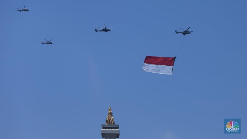 Atraksi udara pesawat tempur TNI AU memeriahkan HUT ke-78 RI di Jakarta, Kamis (17/8/2023). (CNBC Indonesia/Tri Susilo)