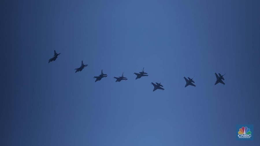 Atraksi udara pesawat tempur TNI AU memeriahkan HUT ke-78 RI di Jakarta, Kamis (17/8/2023). (CNBC Indonesia/Tri Susilo)