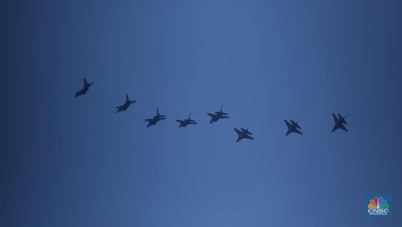 Atraksi udara pesawat tempur TNI AU memeriahkan HUT ke-78 RI di Jakarta, Kamis (17/8/2023). (CNBC Indonesia/Tri Susilo)