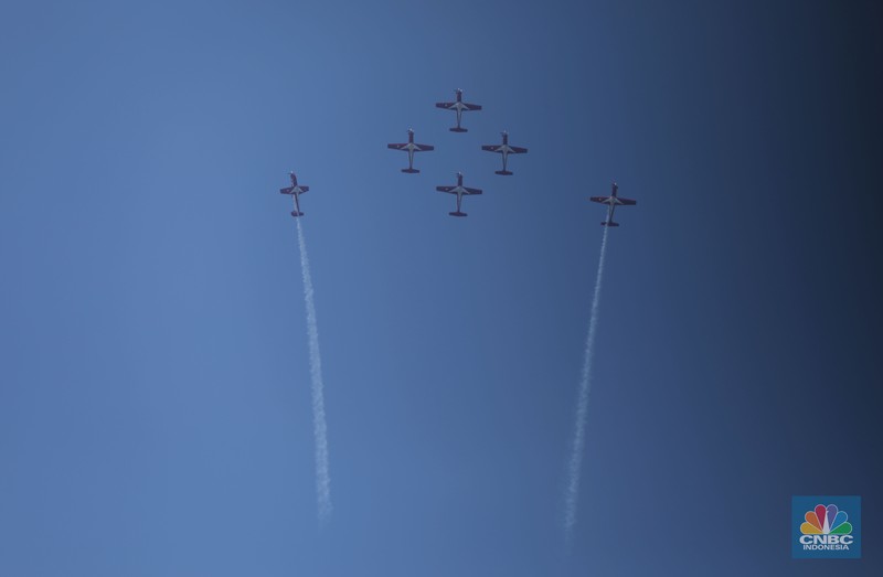 Atraksi udara pesawat tempur TNI AU memeriahkan HUT ke-78 RI di Jakarta, Kamis (17/8/2023). (CNBC Indonesia/Tri Susilo) Atraksi udara pesawat tempur TNI AU memeriahkan HUT ke-78 RI di Jakarta, Kamis (17/8/2023). (CNBC Indonesia/Tri Susilo)