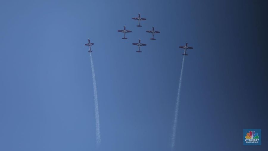Atraksi udara pesawat tempur TNI AU memeriahkan HUT ke-78 RI di Jakarta, Kamis (17/8/2023). (CNBC Indonesia/Tri Susilo)