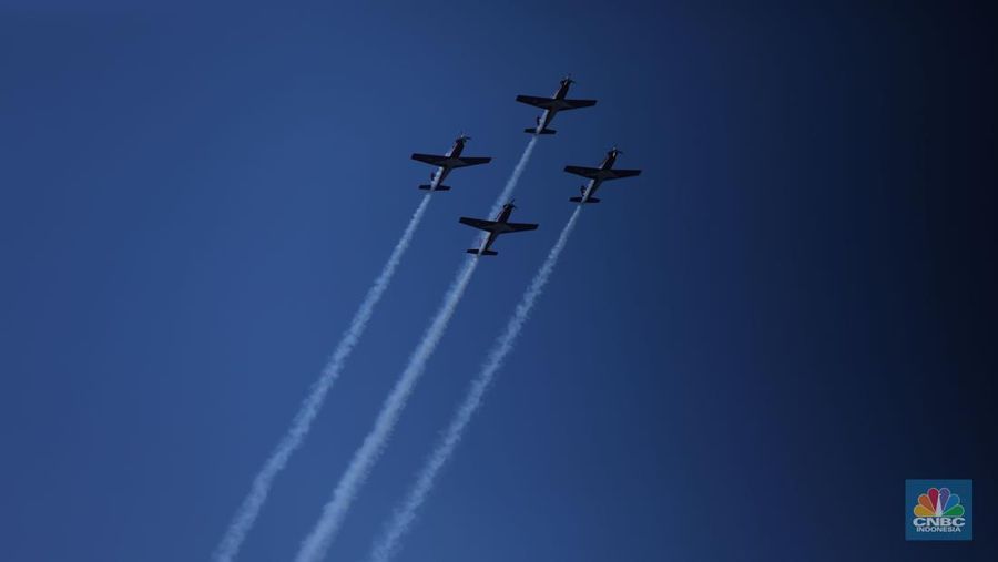 Atraksi udara pesawat tempur TNI AU memeriahkan HUT ke-78 RI di Jakarta, Kamis (17/8/2023). (CNBC Indonesia/Tri Susilo)