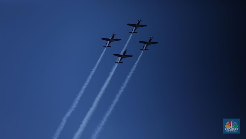 Atraksi udara pesawat tempur TNI AU memeriahkan HUT ke-78 RI di Jakarta, Kamis (17/8/2023). (CNBC Indonesia/Tri Susilo)