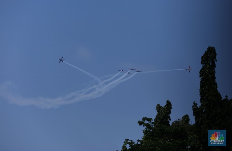 Atraksi udara pesawat tempur TNI AU memeriahkan HUT ke-78 RI di Jakarta, Kamis (17/8/2023). (CNBC Indonesia/Tri Susilo) Atraksi udara pesawat tempur TNI AU memeriahkan HUT ke-78 RI di Jakarta, Kamis (17/8/2023). (CNBC Indonesia/Tri Susilo)
