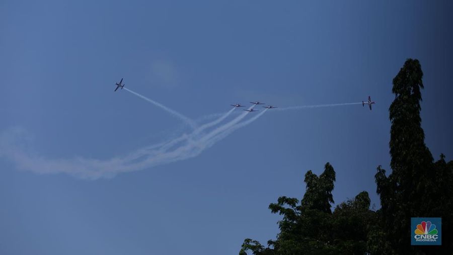 Atraksi udara pesawat tempur TNI AU memeriahkan HUT ke-78 RI di Jakarta, Kamis (17/8/2023). (CNBC Indonesia/Tri Susilo)