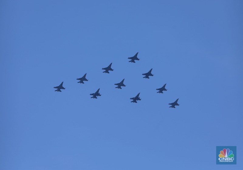 Atraksi udara pesawat tempur TNI AU memeriahkan HUT ke-78 RI di Jakarta, Kamis (17/8/2023). (CNBC Indonesia/Tri Susilo)