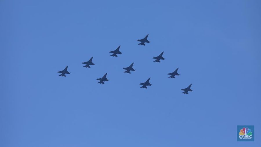 Atraksi udara pesawat tempur TNI AU memeriahkan HUT ke-78 RI di Jakarta, Kamis (17/8/2023). (CNBC Indonesia/Tri Susilo)