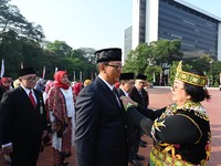 Bos Badak LNG Terima Tanda Kehormatan Satyalancana Wira Karya