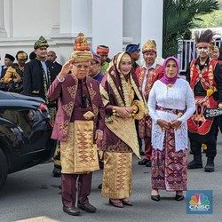 Wapres Ma'ruf Amin Pakai Adat Padang di Upacara 17 Agustus