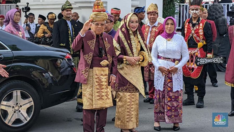 Berbusana Adat Sumatera Barat, Wapres Hadiri Upacara Peringatan Detik-Detik Proklamasi di Istana Merdeka. (CNBC Indonesia/Emir Yanwardhana)