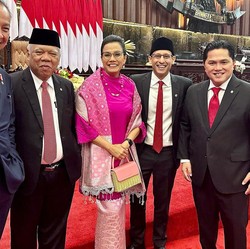 Tampil ala Barbie, Sri Mulyani 'Digodain' Airlangga & Pak Bas