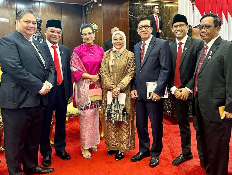 Dalam menyambut hari kemerdekaan Indonesia, Menteri Keuangan Sri Mulyani dengan mengenakan pakaian serba pink dengan konsep Barbie selama beraktivitas sejak Rapat Tahunan MPR RI dan Rapat Paripurna DPR RI hingga Konferensi Pers RAPBN TA 2024. Dalam menyambut hari kemerdekaan Indonesia, Menteri Keuangan Sri Mulyani dengan mengenakan pakaian serba pink dengan konsep Barbie selama beraktivitas sejak Rapat Tahunan MPR RI dan Rapat Paripurna DPR RI hingga Konferensi Pers RAPBN TA 2024. (Instagram @smindrawati)