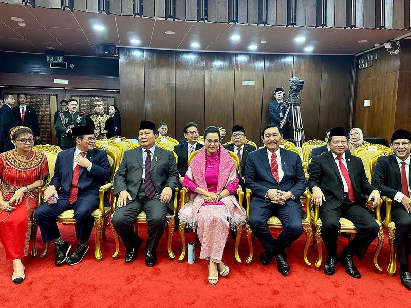 Dalam menyambut hari kemerdekaan Indonesia, Menteri Keuangan Sri Mulyani dengan mengenakan pakaian serba pink dengan konsep Barbie selama beraktivitas sejak Rapat Tahunan MPR RI dan Rapat Paripurna DPR RI hingga Konferensi Pers RAPBN TA 2024. Dalam menyambut hari kemerdekaan Indonesia, Menteri Keuangan Sri Mulyani dengan mengenakan pakaian serba pink dengan konsep Barbie selama beraktivitas sejak Rapat Tahunan MPR RI dan Rapat Paripurna DPR RI hingga Konferensi Pers RAPBN TA 2024. (Instagram @smindrawati)