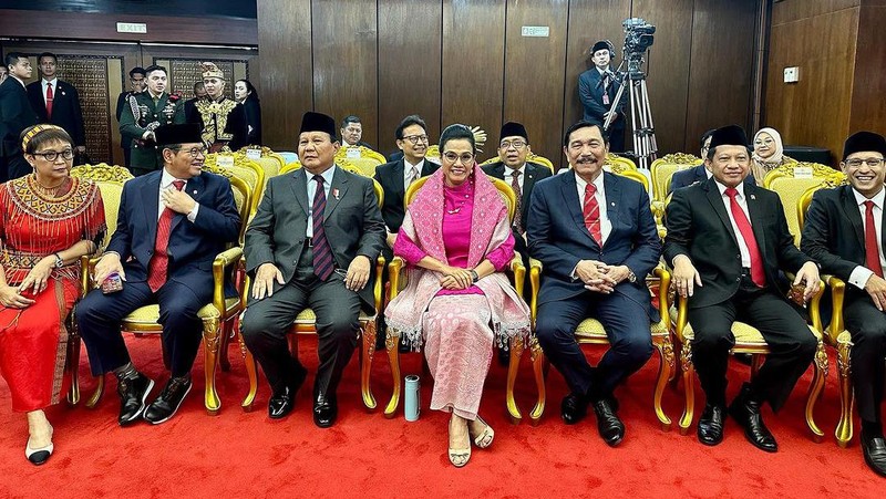 Dalam menyambut hari kemerdekaan Indonesia, Menteri Keuangan Sri Mulyani dengan mengenakan pakaian serba pink dengan konsep Barbie selama beraktivitas sejak Rapat Tahunan MPR RI dan Rapat Paripurna DPR RI hingga Konferensi Pers RAPBN TA 2024. (Instagram @smindrawati)