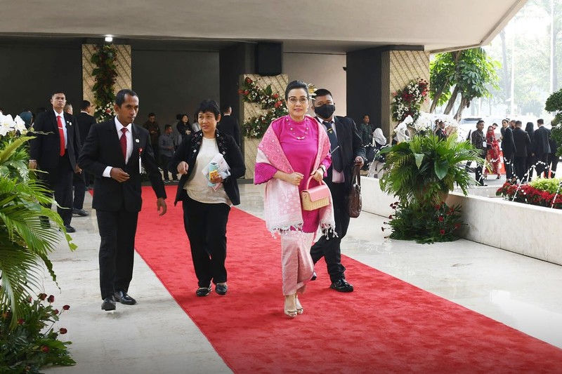 Dalam menyambut hari kemerdekaan Indonesia, Menteri Keuangan Sri Mulyani dengan mengenakan pakaian serba pink dengan konsep Barbie selama beraktivitas sejak Rapat Tahunan MPR RI dan Rapat Paripurna DPR RI hingga Konferensi Pers RAPBN TA 2024. Dalam menyambut hari kemerdekaan Indonesia, Menteri Keuangan Sri Mulyani dengan mengenakan pakaian serba pink dengan konsep Barbie selama beraktivitas sejak Rapat Tahunan MPR RI dan Rapat Paripurna DPR RI hingga Konferensi Pers RAPBN TA 2024. (Instagram @smindrawati)