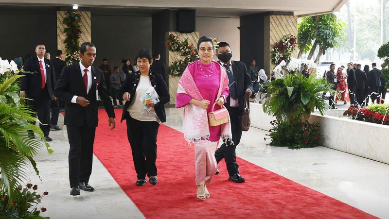 Dalam menyambut hari kemerdekaan Indonesia, Menteri Keuangan Sri Mulyani dengan mengenakan pakaian serba pink dengan konsep Barbie selama beraktivitas sejak Rapat Tahunan MPR RI dan Rapat Paripurna DPR RI hingga Konferensi Pers RAPBN TA 2024. (Instagram @smindrawati)