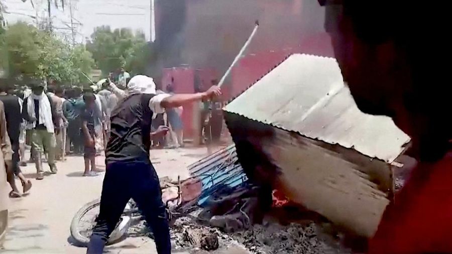 Seorang pengunjuk rasa berdiri di atap sebuah gereja merusak struktur bangunan di Jaranwala, Pakistan 16 Agustus 2023. (REUTERS TV via REUTERS)