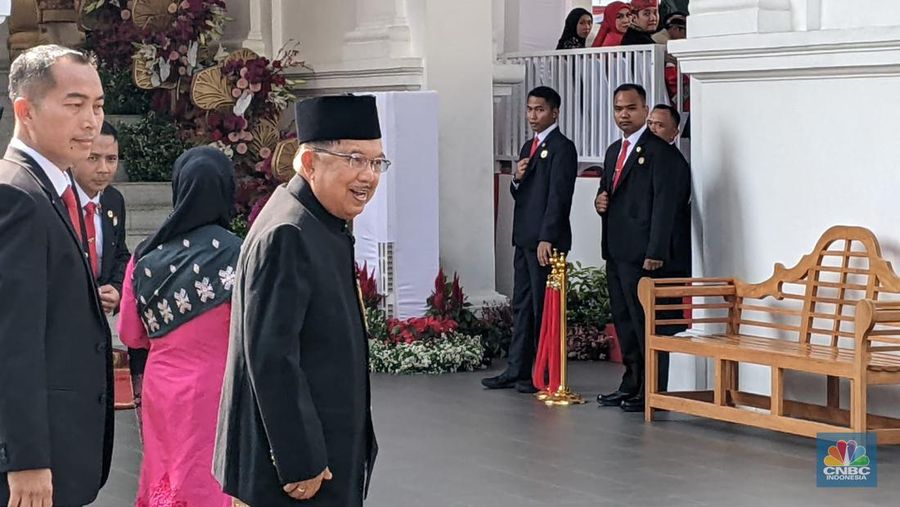Jusuf Kalla selaku mantan Wakil Presiden ke 10 Indonesia menghadiri Upacara HUT KE 78 di Istana Negara, Jumat (17/8/2023). (CNBC Indonesia/Emir Yanwardhana)