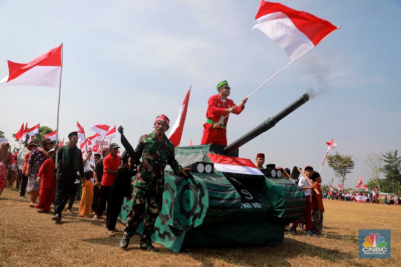Karnaval 17 Agustus di Kampung Bedahan Depok, Jawa Barat. (CNBC Indonesia/Muhammad Sabki) Karnaval 17 Agustus di Kampung Bedahan Depok, Jawa Barat. (CNBC Indonesia/Muhammad Sabki)