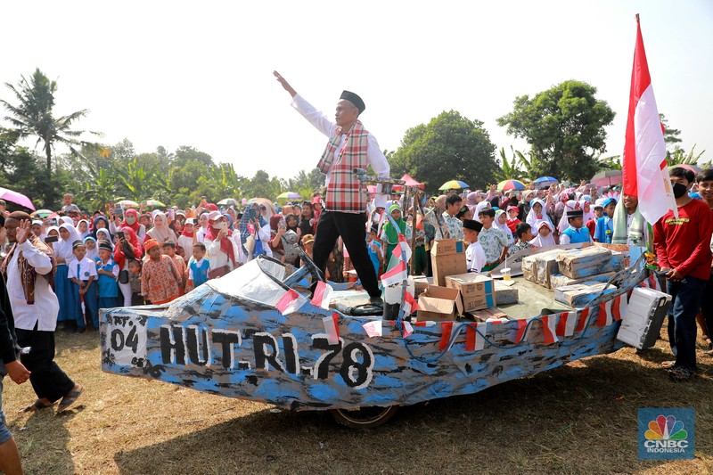 Karnaval 17 Agustus di Kampung Bedahan Depok, Jawa Barat. (CNBC Indonesia/Muhammad Sabki) Karnaval 17 Agustus di Kampung Bedahan Depok, Jawa Barat. (CNBC Indonesia/Muhammad Sabki)