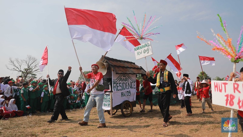 Karnaval 17 Agustus di Kampung Bedahan Depok, Jawa Barat. (CNBC Indonesia/Muhammad Sabki) Karnaval 17 Agustus di Kampung Bedahan Depok, Jawa Barat. (CNBC Indonesia/Muhammad Sabki)