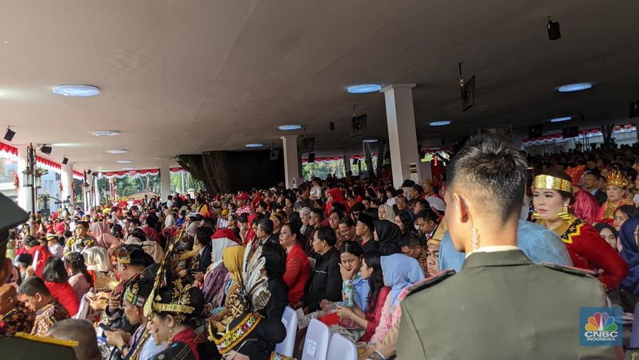 Masyarakat mulai berdatangan ke Istana Merdeka, bersiap mengikuti upacara peringatan Hari Ulang Tahun RI Ke 78. Dimana nantinya ada ribuan undangan masyarakat yang bakal menghadiri acara ini. (CNBC Indonesia/Emir Yanwardhana)