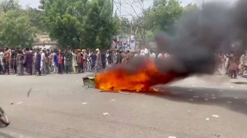 Seorang pengunjuk rasa berdiri di atap sebuah gereja merusak struktur bangunan di Jaranwala, Pakistan 16 Agustus 2023. (REUTERS TV via REUTERS)