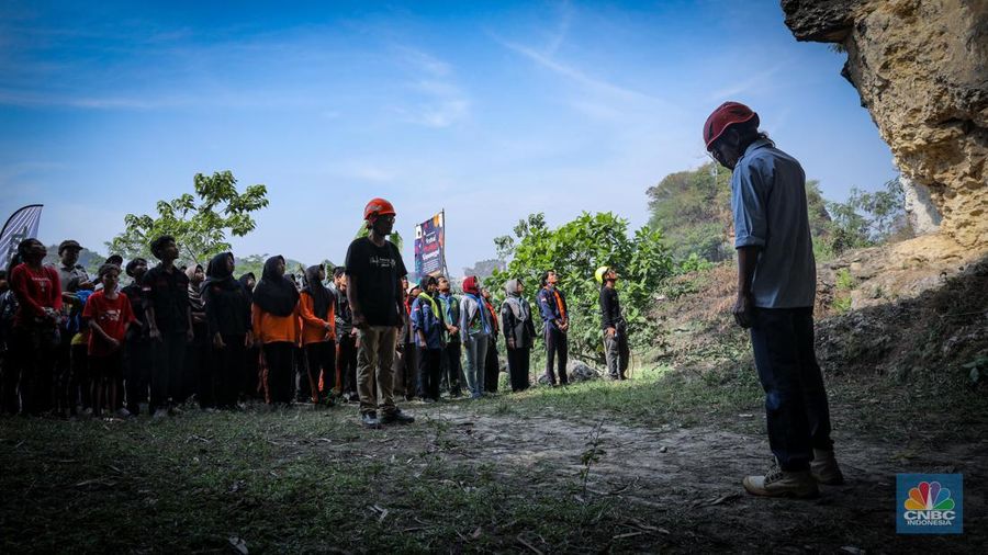 Pegiat alam bebas mengibarkan bendera merah putih pada HUT ke-78 RI di lokasi bekas tambang kapur, Tebing Arpam, Gua Sigugula, Klapanunggal, Kabupaten Bogor, Jawa Barat, Kamis (17/8/2023). (CNBC Indonesia/Faisal Rahman)