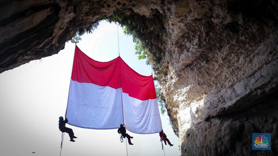 Pegiat alam bebas mengibarkan bendera merah putih pada HUT ke-78 RI di lokasi bekas tambang kapur, Tebing Arpam, Gua Sigugula, Klapanunggal, Kabupaten Bogor, Jawa Barat, Kamis (17/8/2023). (²©²ÊÍøÕ¾/Faisal Rahman)