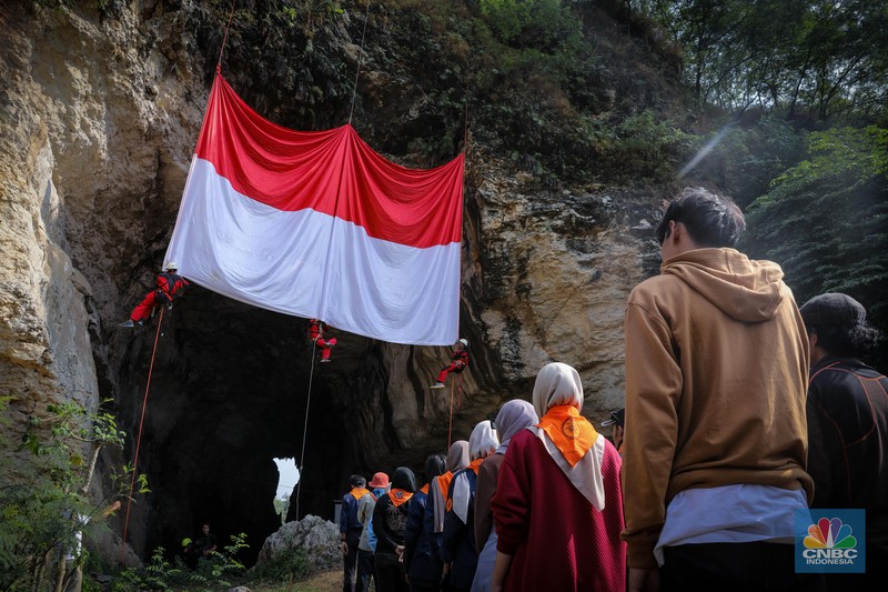 Pegiat alam bebas mengibarkan bendera merah putih pada HUT ke-78 RI di lokasi bekas tambang kapur, Tebing Arpam, Gua Sigugula, Klapanunggal, Kabupaten Bogor, Jawa Barat, Kamis (17/8/2023). Pegiat alam bebas mengibarkan bendera merah putih pada HUT ke-78 RI di lokasi bekas tambang kapur, Tebing Arpam, Gua Sigugula, Klapanunggal, Kabupaten Bogor, Jawa Barat, Kamis (17/8/2023). (CNBC Indonesia/Faisal Rahman)