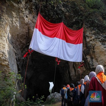 Intip Pengibaran Bendera di Gua Bekas Tambang Batu Kapur