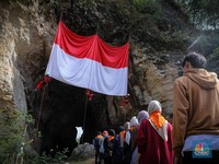 Intip Pengibaran Bendera di Gua Bekas Tambang Batu Kapur