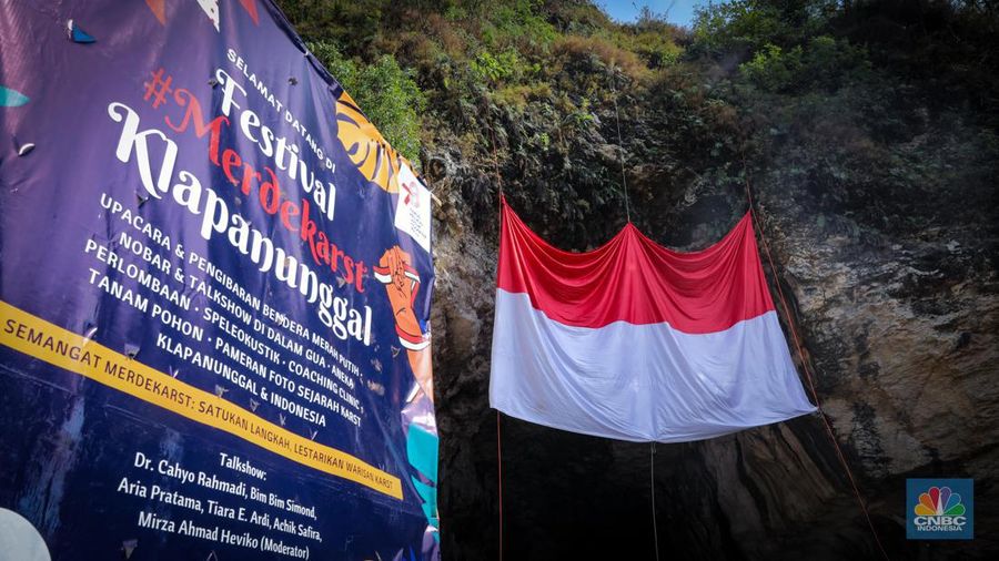 Pegiat alam bebas mengibarkan bendera merah putih pada HUT ke-78 RI di lokasi bekas tambang kapur, Tebing Arpam, Gua Sigugula, Klapanunggal, Kabupaten Bogor, Jawa Barat, Kamis (17/8/2023). (CNBC Indonesia/Faisal Rahman)