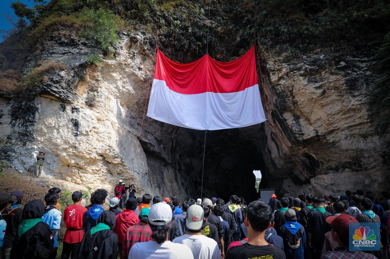 Pegiat alam bebas mengibarkan bendera merah putih pada HUT ke-78 RI di lokasi bekas tambang kapur, Tebing Arpam, Gua Sigugula, Klapanunggal, Kabupaten Bogor, Jawa Barat, Kamis (17/8/2023). Pegiat alam bebas mengibarkan bendera merah putih pada HUT ke-78 RI di lokasi bekas tambang kapur, Tebing Arpam, Gua Sigugula, Klapanunggal, Kabupaten Bogor, Jawa Barat, Kamis (17/8/2023). (CNBC Indonesia/Faisal Rahman)