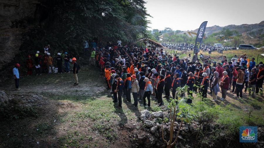 Pegiat alam bebas mengibarkan bendera merah putih pada HUT ke-78 RI di lokasi bekas tambang kapur, Tebing Arpam, Gua Sigugula, Klapanunggal, Kabupaten Bogor, Jawa Barat, Kamis (17/8/2023). (CNBC Indonesia/Faisal Rahman)