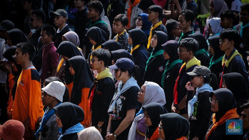 Pegiat alam bebas mengibarkan bendera merah putih pada HUT ke-78 RI di lokasi bekas tambang kapur, Tebing Arpam, Gua Sigugula, Klapanunggal, Kabupaten Bogor, Jawa Barat, Kamis (17/8/2023). (CNBC Indonesia/Faisal Rahman)