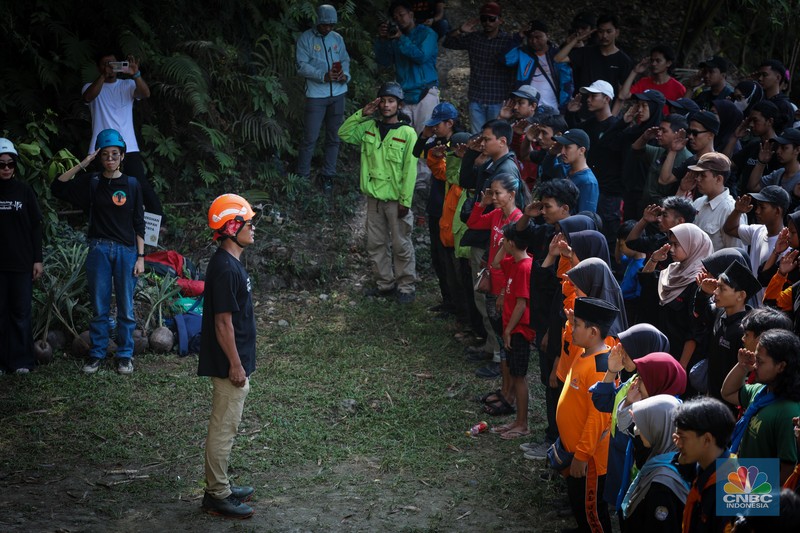 Pegiat alam bebas mengibarkan bendera merah putih pada HUT ke-78 RI di lokasi bekas tambang kapur, Tebing Arpam, Gua Sigugula, Klapanunggal, Kabupaten Bogor, Jawa Barat, Kamis (17/8/2023). Pegiat alam bebas mengibarkan bendera merah putih pada HUT ke-78 RI di lokasi bekas tambang kapur, Tebing Arpam, Gua Sigugula, Klapanunggal, Kabupaten Bogor, Jawa Barat, Kamis (17/8/2023). (CNBC Indonesia/Faisal Rahman)