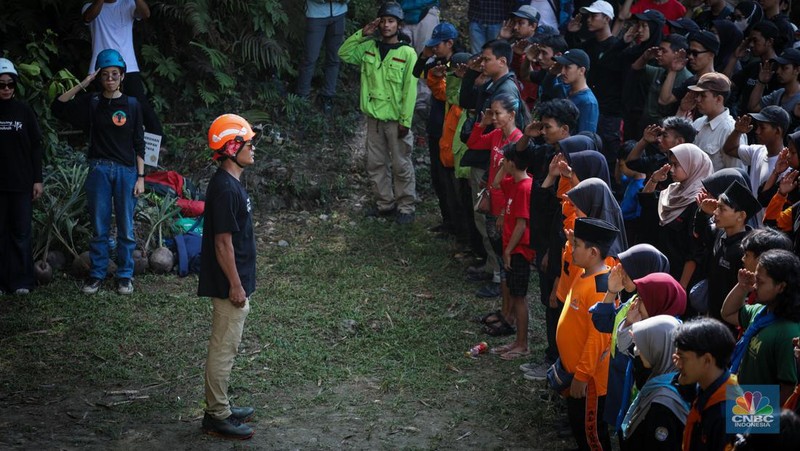 Pegiat alam bebas mengibarkan bendera merah putih pada HUT ke-78 RI di lokasi bekas tambang kapur, Tebing Arpam, Gua Sigugula, Klapanunggal, Kabupaten Bogor, Jawa Barat, Kamis (17/8/2023). (CNBC Indonesia/Faisal Rahman)