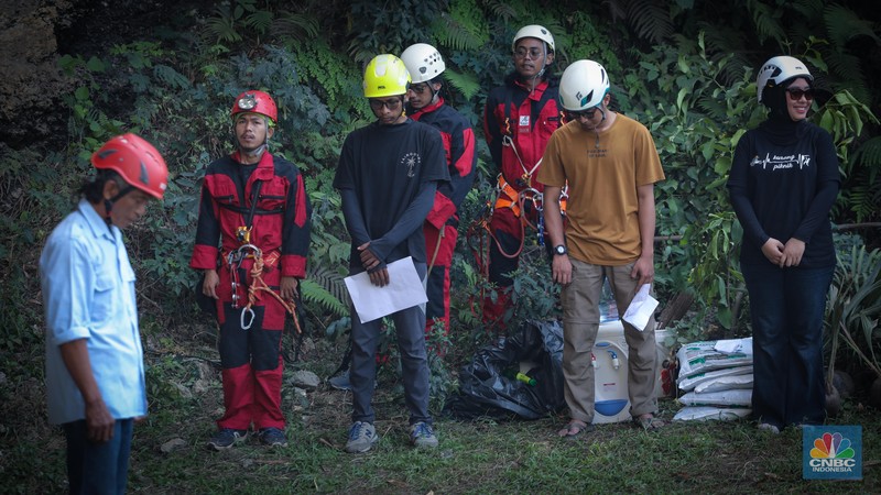 Pegiat alam bebas mengibarkan bendera merah putih pada HUT ke-78 RI di lokasi bekas tambang kapur, Tebing Arpam, Gua Sigugula, Klapanunggal, Kabupaten Bogor, Jawa Barat, Kamis (17/8/2023). Pegiat alam bebas mengibarkan bendera merah putih pada HUT ke-78 RI di lokasi bekas tambang kapur, Tebing Arpam, Gua Sigugula, Klapanunggal, Kabupaten Bogor, Jawa Barat, Kamis (17/8/2023). (CNBC Indonesia/Faisal Rahman)